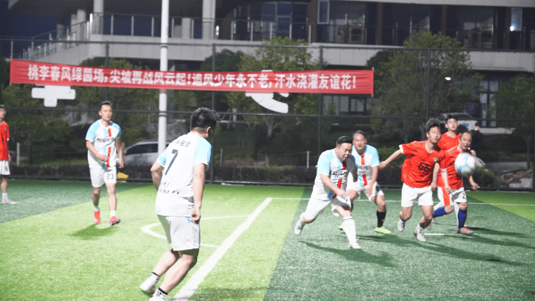 比赛打响，球员们的热血拼搏震撼全场观众