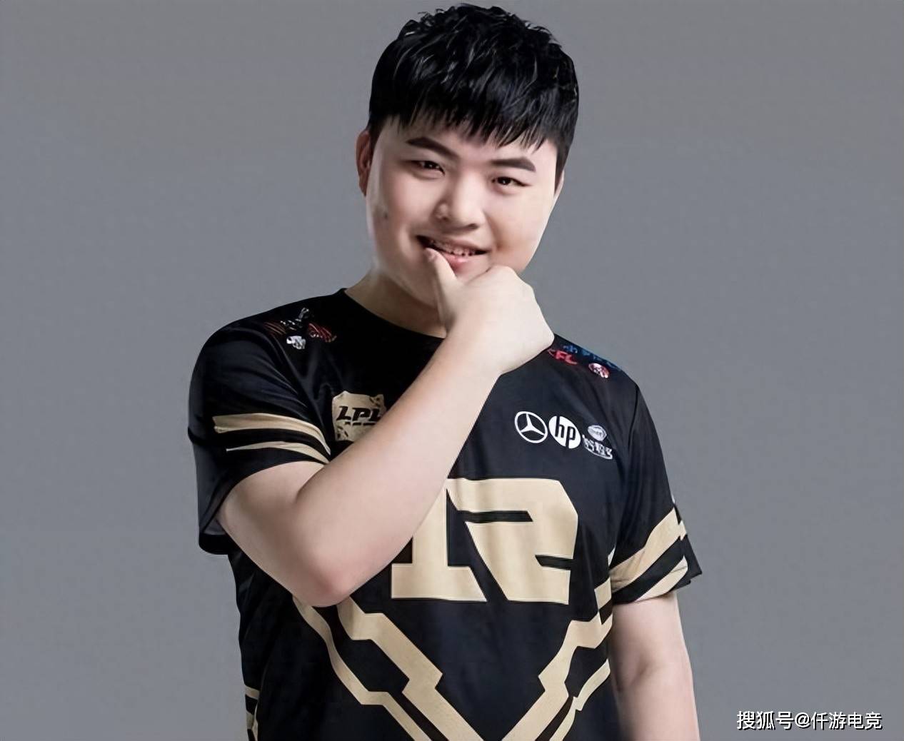 Uzi重返赛场，大比分获胜首场状态出色，C9观众沸腾！